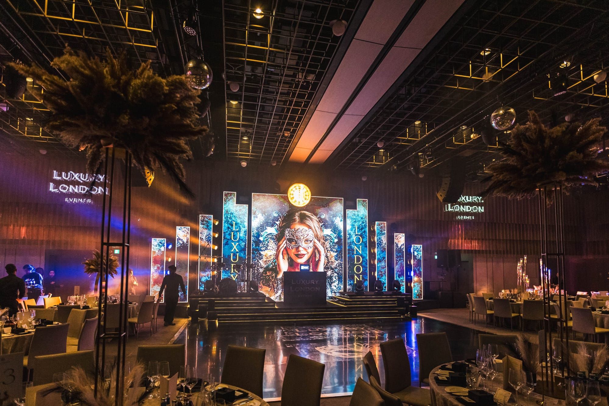 A Luxury London themed room with illuminated columns and a mirrored floor